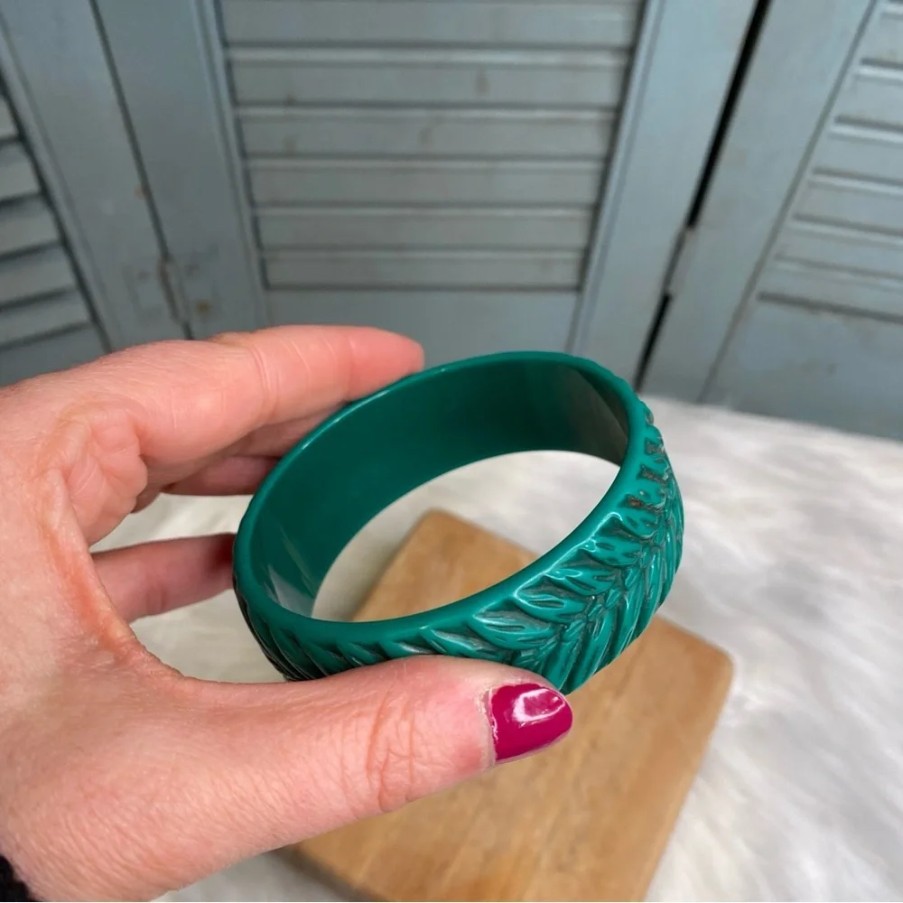 Vintage Acrylic MCM Dark Green Carved Leaf Tropical Tribal Bangle Bracelet
